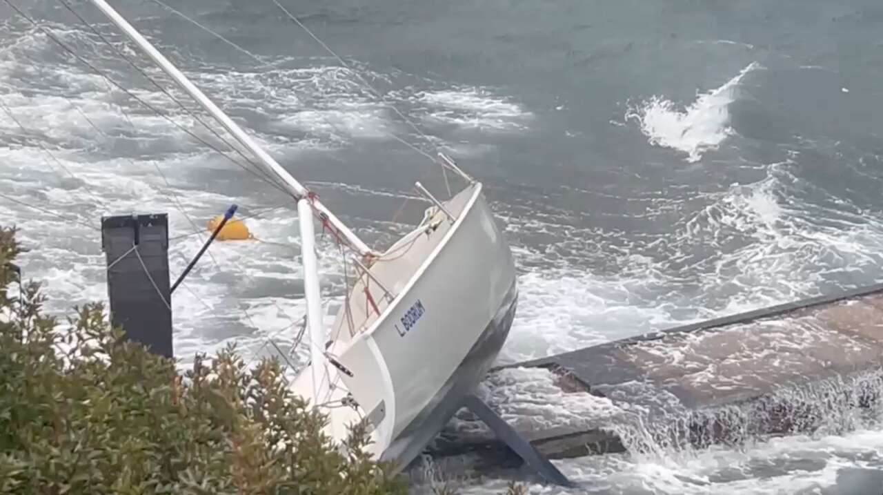 Fırtına Turizm Cenneti Bodrum’u Vurdu: Yelkenli Karaya Oturdu, Tekneler Çarpıştı 2